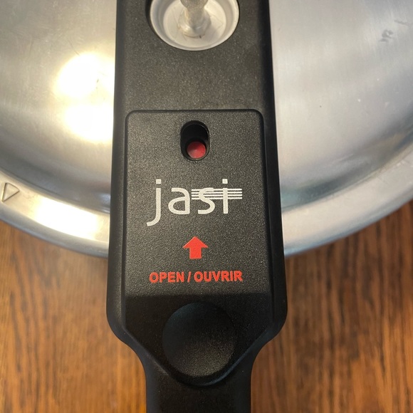 JASI PRESSURE COOKER. Brand new with manual - Picture 2 of 5